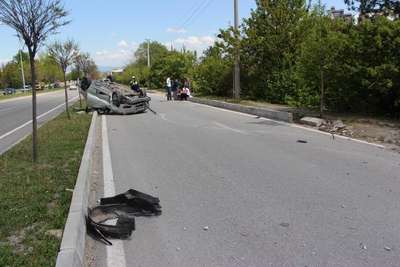 Takla atan otomobilden kurtuldu, hasara üzüldü