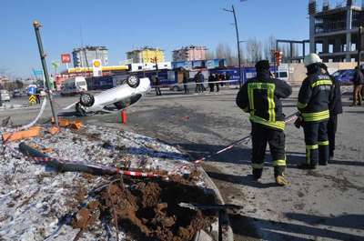 Tansiyonu düşen sürücü kaza yaptı: 2 yaralı