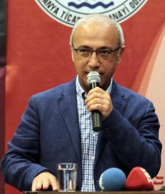 Eski Bakan Elvan fes giyip, dondurma dağıttı