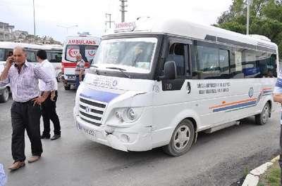 Servis ve yolcu minibüsü çarpıştı: 4 yaralı