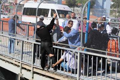 Köprüdeki intihar girişimini polis sonlandırdı