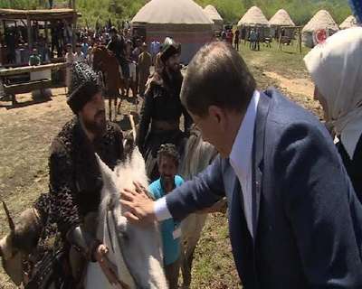 Davutoğlu, "Diriliş Ertuğrul" dizisinin setini gezdi