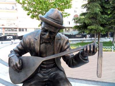 Aşık Veysel heykelindeki sazı kırdılar
