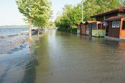 Sapanca Gölü yükseldi, sahildeki yollar ve işyerleri su altında kaldı