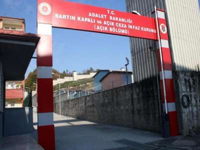Cezaevi avlusuna atılan toptan esrar çıktı