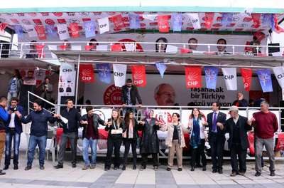 CHP'liler Seçim Kurulu'nun kararını halayla kutladı