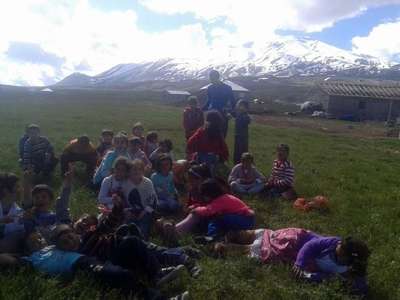 Babasının vasiyetini öğrencileriyle birlikte gerçekleştirdi