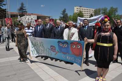 Üniversite öğrencilerinin bahar şenliği yürüyüşü