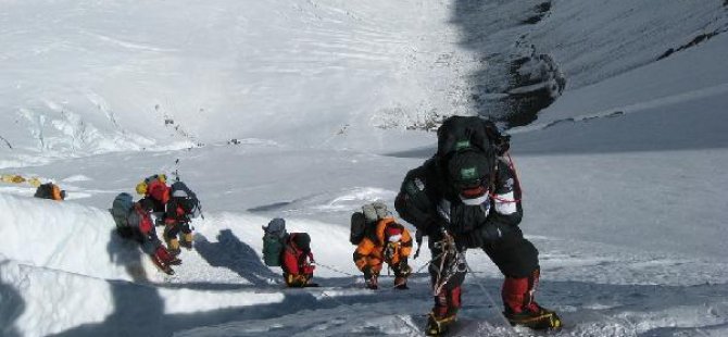 Everest’e tek başına tırmanmak yasaklandı