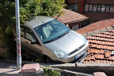 Rampada geri kaçırdığı otomobiliyle çatıya uçtu