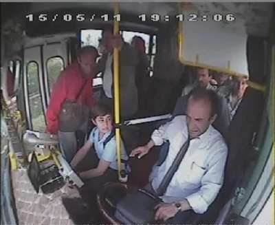 Tümseğe sert giren şoförü yolcu darp etti