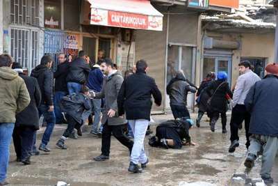Paris'te öldürülen PKK'lı 3 kadın anmasına polis müdahalesi