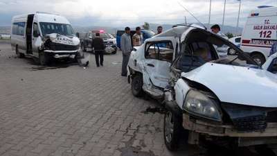 Elazığ'da minibüsle otomobil çarpıştı: 4 yaralı