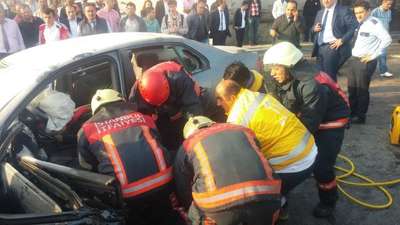 İETTotobüsü ile otomobil kafa kafaya çarpıştı: 1 ölü, 1 ağır yaralı
