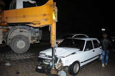 Otomobil beton mikserine çarptı: 1 yaralı