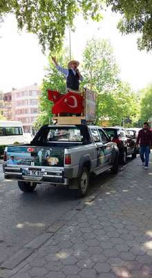 Kamyonet üzerindeki siyaset yapıyor