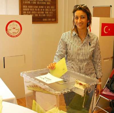 Fransa’da yaşayan Türkler oylarını kullanmaya devam ediyor