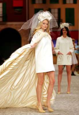 Top model Lindsay Ellingson'tan, Paris katliamına dövizli tepki (2) - Yeniden