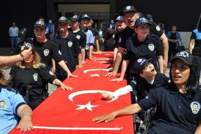 Engelliler, yemin edip 1 günlük polis oldu