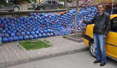 Taksi durağı çalışanları 5 ton mavi kapak topladı