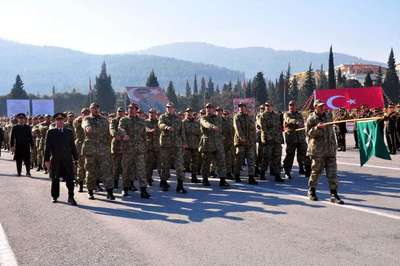 Yemin edip, aileleriyle hasret giderdiler