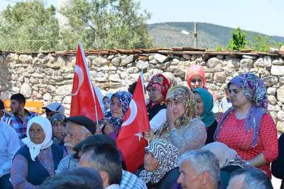 Kocaoğlu'ndan Kınıklı madenci ailelerine yıldönümü ziyareti