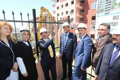 Bakan Güllüce tesis açtı davullu zurnalı yıkıma katıldı