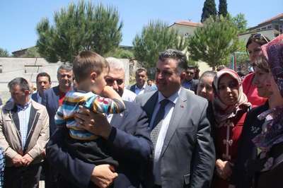 Binali Yıldırım Kınık'ı ziyaret etti, partililere seslendi