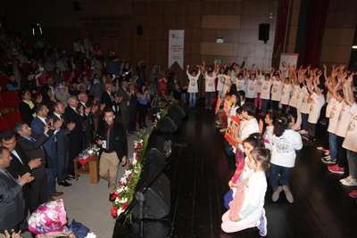 Engelliler söyledi, salon ayakta alkışladı
