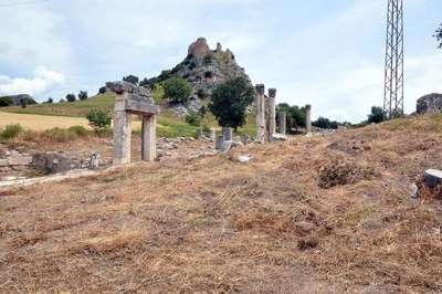 Kastabala Antik Kenti'nde kaçak kazı yapıp tarihi eserleri tahrip ettiler