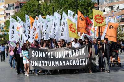 Çanakkale'de Soma'da ölen madenciler için yürüdüler