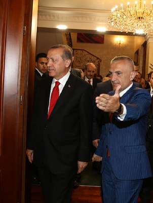 Cumhurbaşkanı Erdoğan'a 'Ulusal Bayrak Nişanı' verildi
