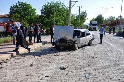 Gölbaşı’nda minibüs ile otomobil çarpıştı: 3 yaralı