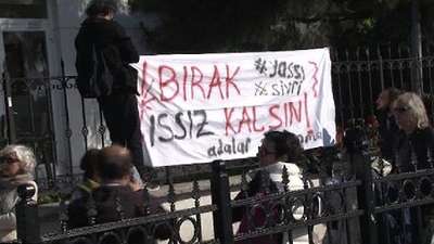 Tören öncesi "Yassıada'dan elini çek" eylemi