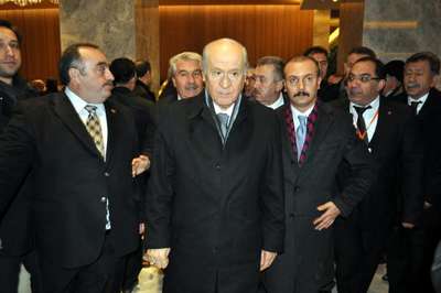 Bahçeli, Kayseri’de çiçeklerle karşılandı