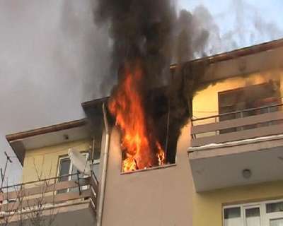 Alevlerin arasında kalan Suriyeli aile itfaiye tarafından kurtarıldı