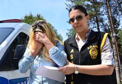 İkiz kardeşine fuhuş yaptıran kadın suçüstü yakalandı