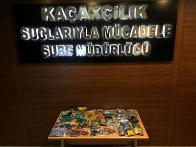 Atatürk Havalimanı'nda giysilerin arasında 18 kilo Akik ve Zirkon taşı yakalandı