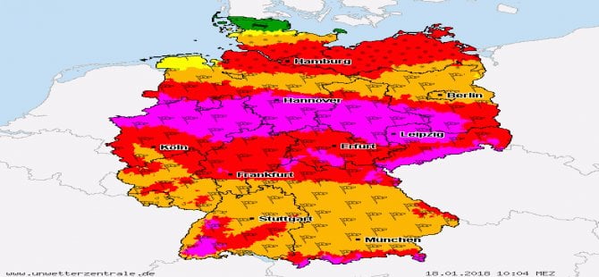 Almanya'da kasırga: Evden çıkmayın