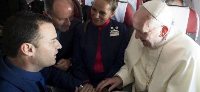 Papa uçakta nikah kıydı