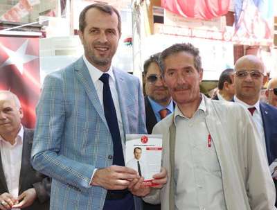 Saffet Sancaklı broşür dağıtıp, seçmenlerle fotoğraf çektirdi