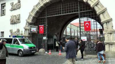 Münih’li Türkler oy kullanma heyecanıyla uzun kuyruklar oluşturdular