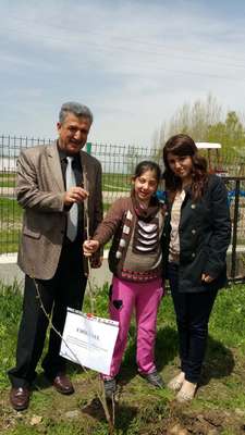 Rehabilitasyon merkezi öğrencileri ilkokul bahçesine fidan dikti
