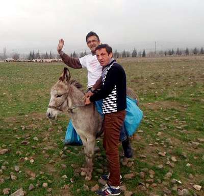 Eşek sırtında organ bağışını anlatıyor