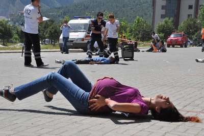 Öğrencilerin tatbikatı gerçeğini aratmadı