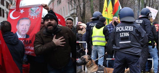 Berlin polisi araya etten duvar ördü