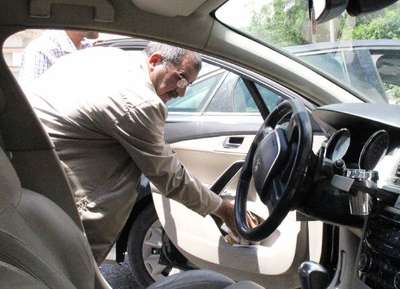 Kilitlemeyi unuttuğu otomobilindeki tabancası çalındı