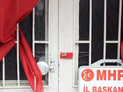 Rize'de MHP Seçim Bürosu'na mühürün faturası Zabıta Müdürü’ne kesildi
