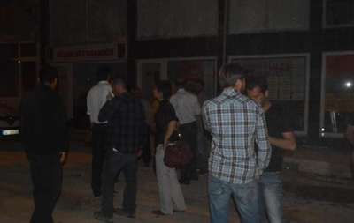 Saray’da HDP'nin seçim bürosu taşlandı (2)