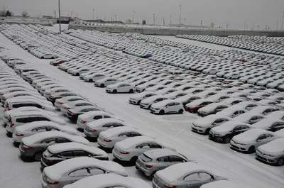 Kar altındaki araçlar ihracatı bekliyor